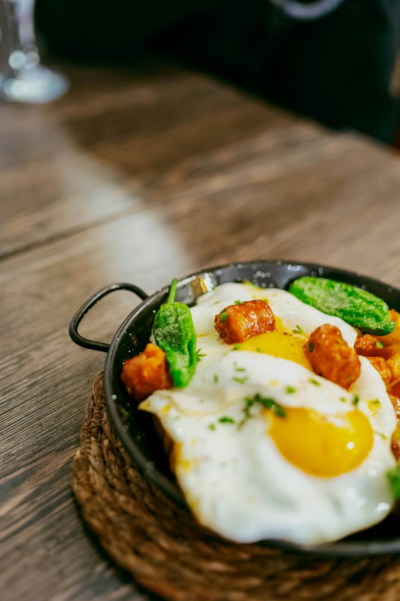 Huevos rotos con chorizo